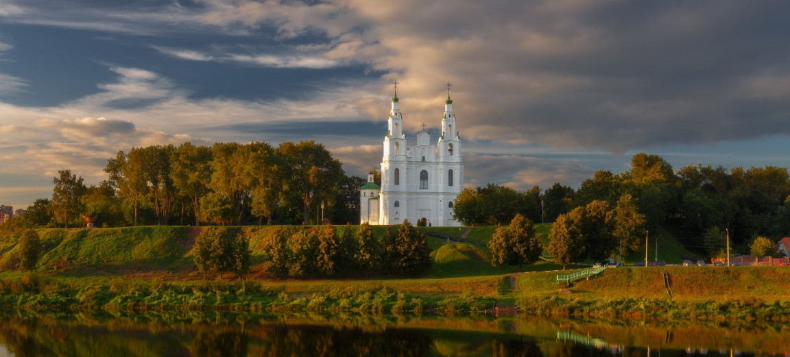 Страна Беларусь вид на белую церковь, реку и лесной пейзаж