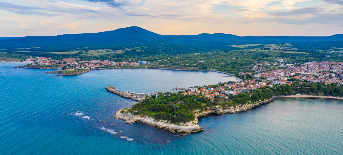 Страна Болгария вид на город сверху, на море и горы