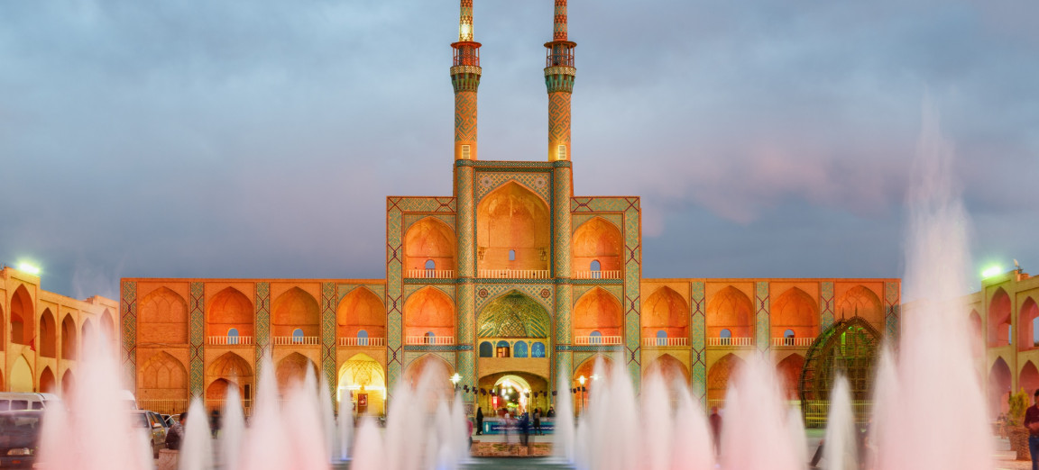 Страна Иран вид на Амир Чахмак и фонтан Страна Иран вид на Амир Чахмак и фонтан