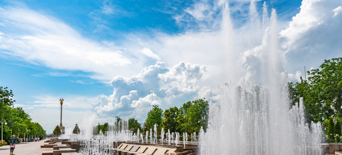Город Душанбе вид на центральный парк и фонтан