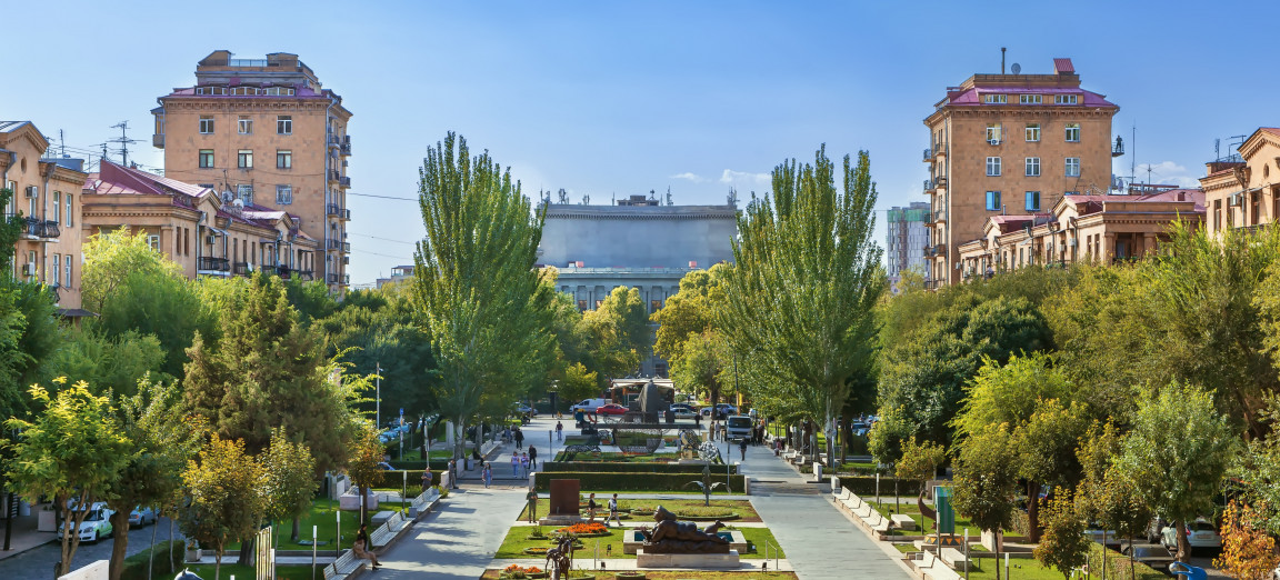 Город Ереван вид на парк и здания города