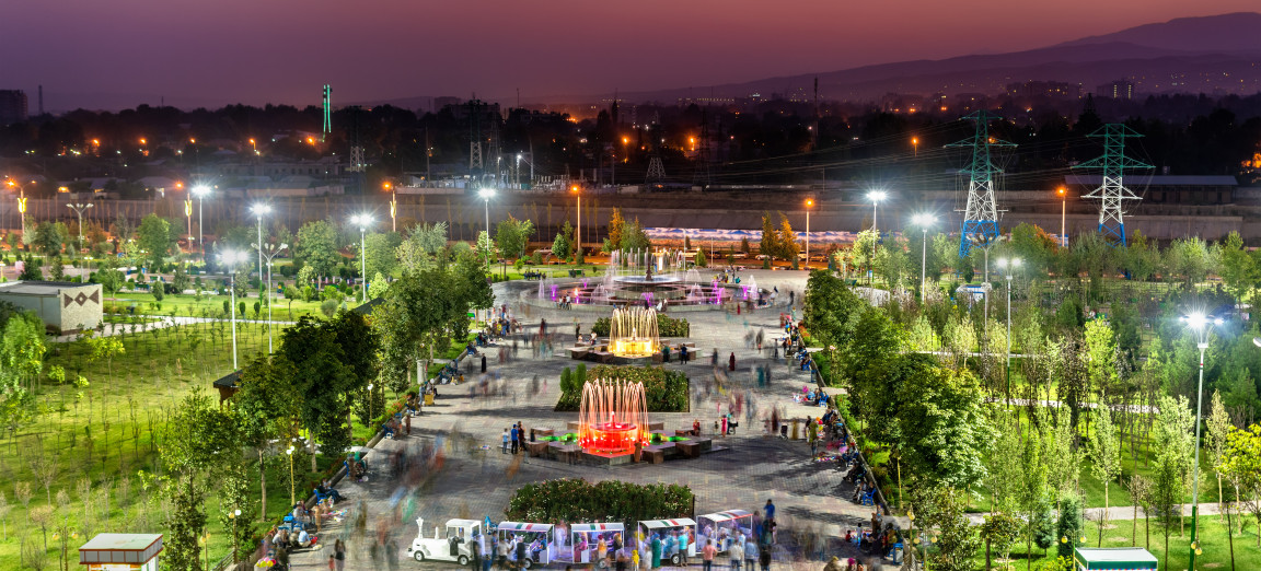 Город Душанбе вид на центральный парк, фонтаны и закат