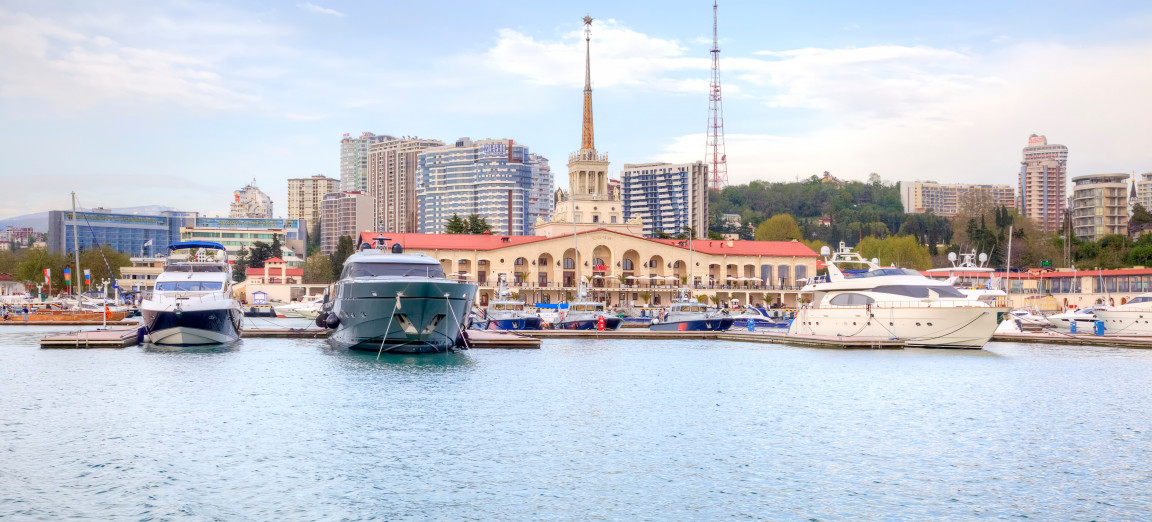 Курорт город  Сочи вид на залив и катера