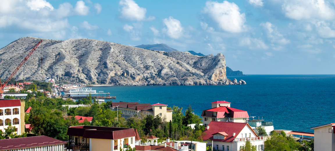 Город Судак вид на город и море
