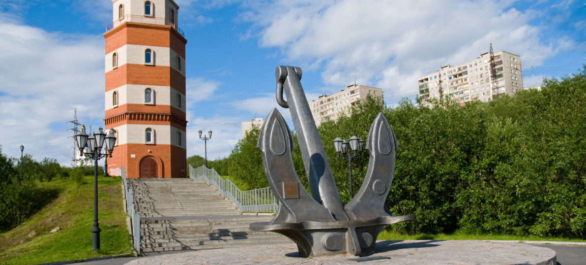 Город Мурманск вид на маяк и мемориал