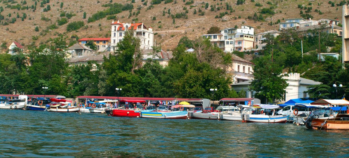 Курорт Николаевка вид на порт и лодки