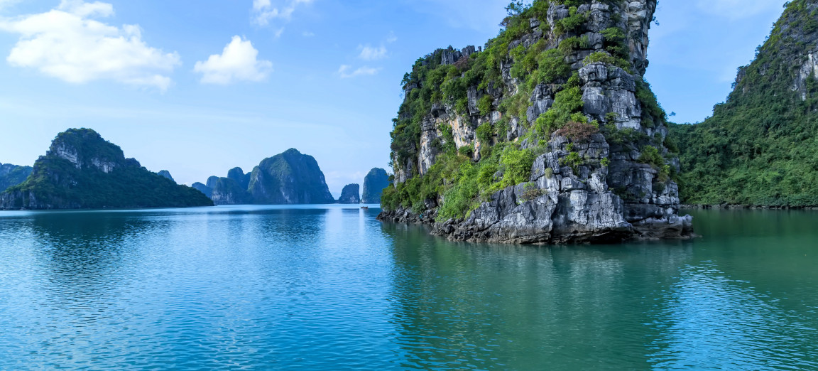Курорт Нячанг вид на море и скалы