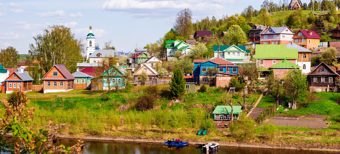 Курорт Угловое вид на город с домами у реки