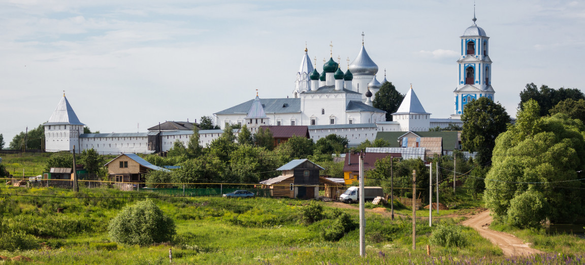 Курорт Чемал вид на город вдали и поле