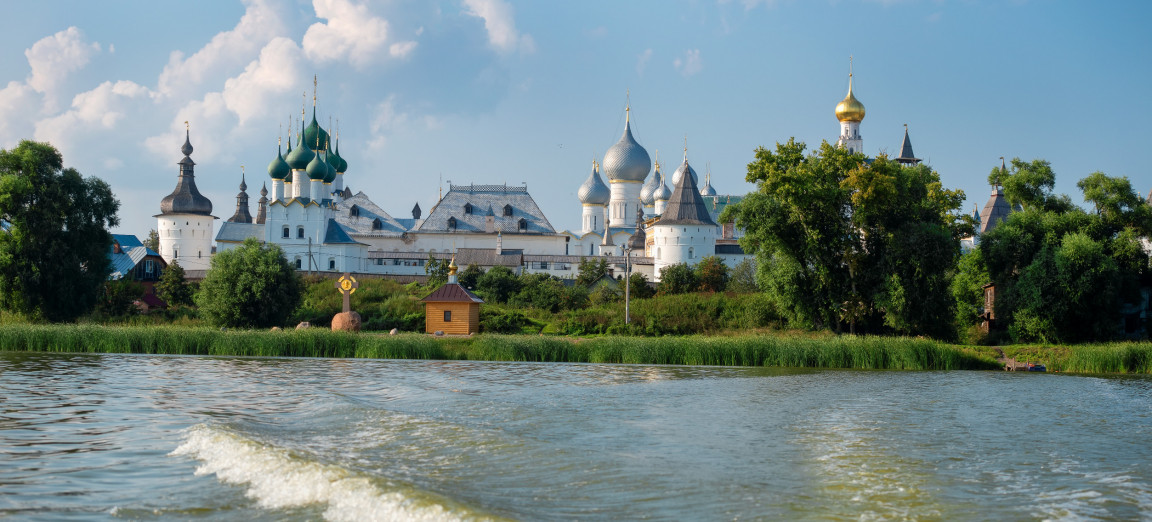 Город Ростов-На-Дону вид на озеро и церковь