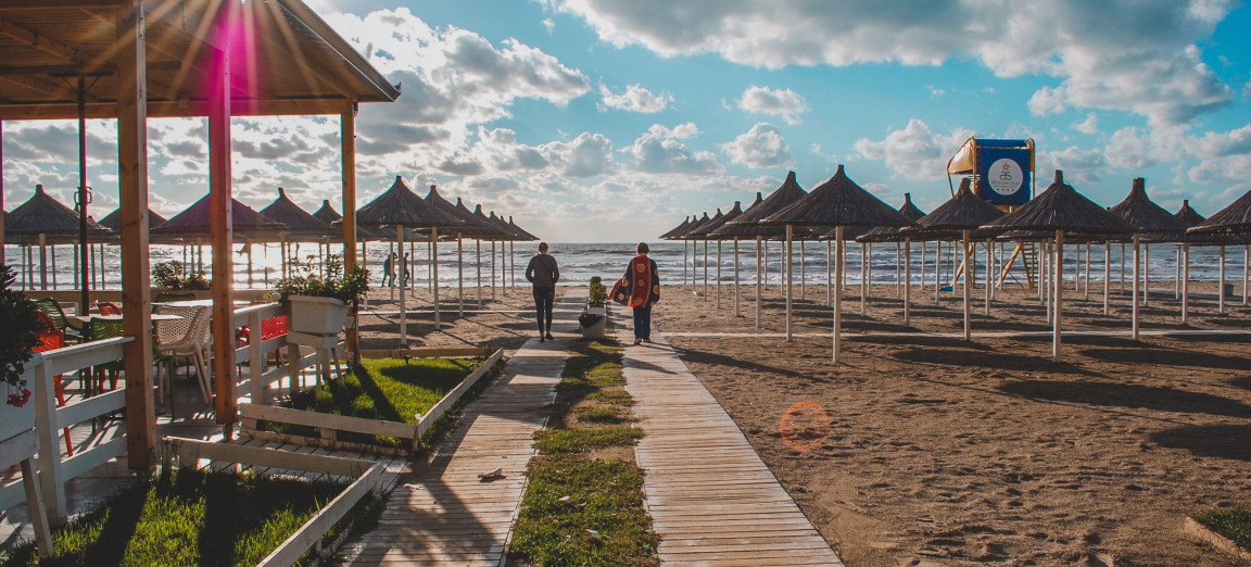 Город Дуррес вид на пляж