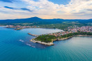 Страна Болгария вид на город сверху, на море и горы