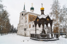 Город Иркутск вид на церковь и деревья