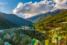 Курорт Красная Поляна вид на горный пейзаж и дома