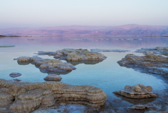 Курорт Мертвое море вид на горы и море