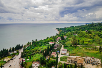 Курорт Цандрипш вид на город и море вдали